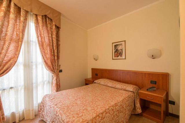 Albergo Giardino Sannazzaro de' Burgondi Bagian luar foto