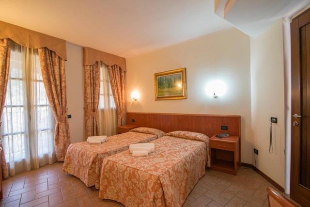 Albergo Giardino Sannazzaro de' Burgondi Bagian luar foto