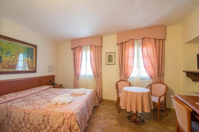 Albergo Giardino Sannazzaro de' Burgondi Bagian luar foto