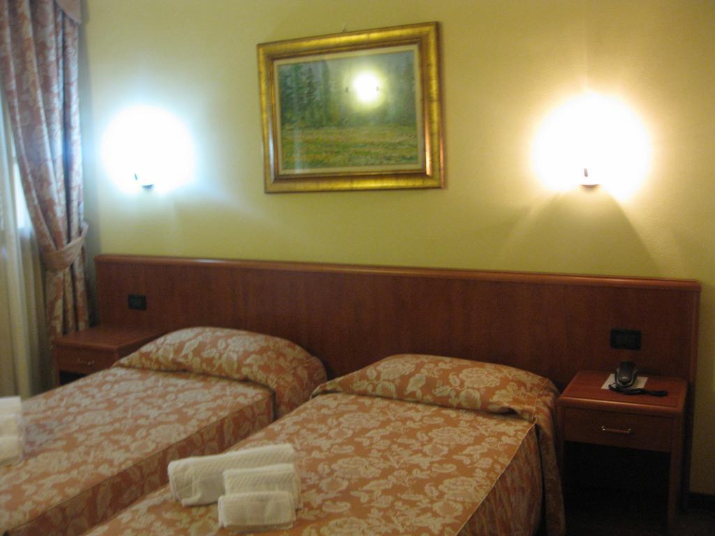 Albergo Giardino Sannazzaro de' Burgondi Ruang foto