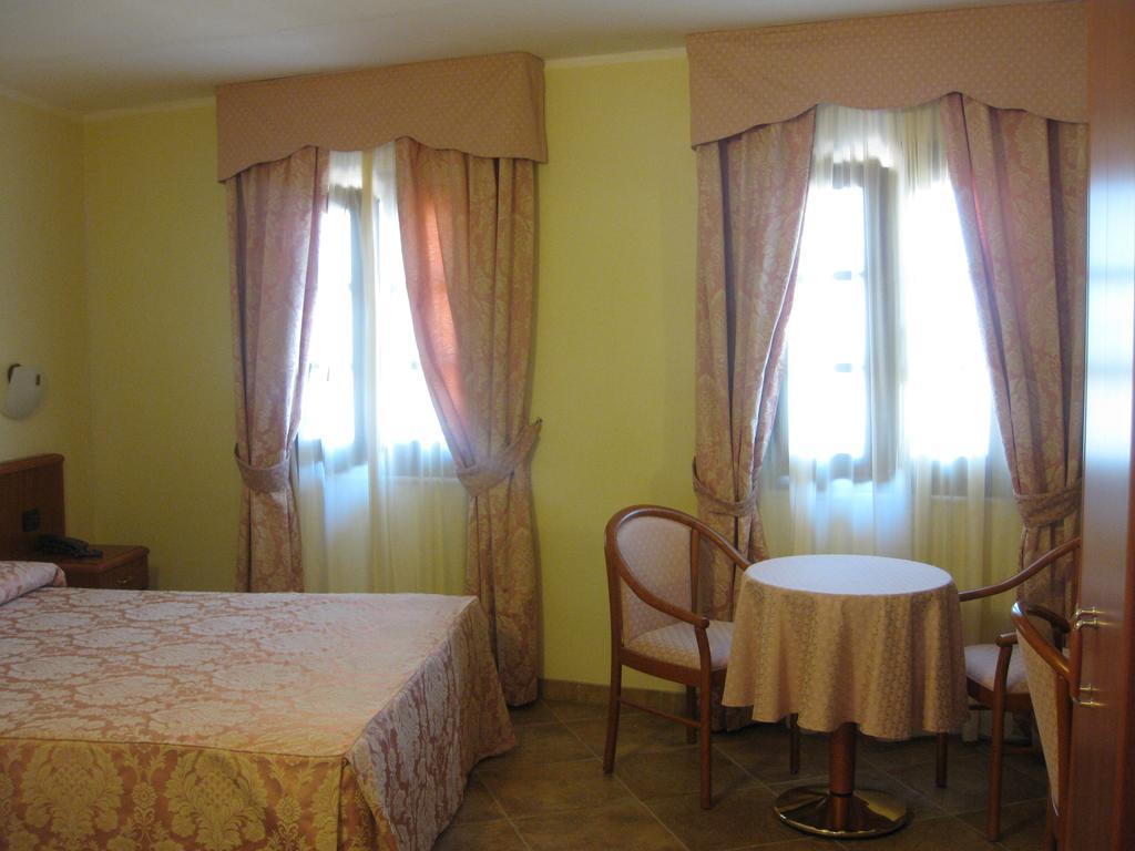 Albergo Giardino Sannazzaro de' Burgondi Ruang foto