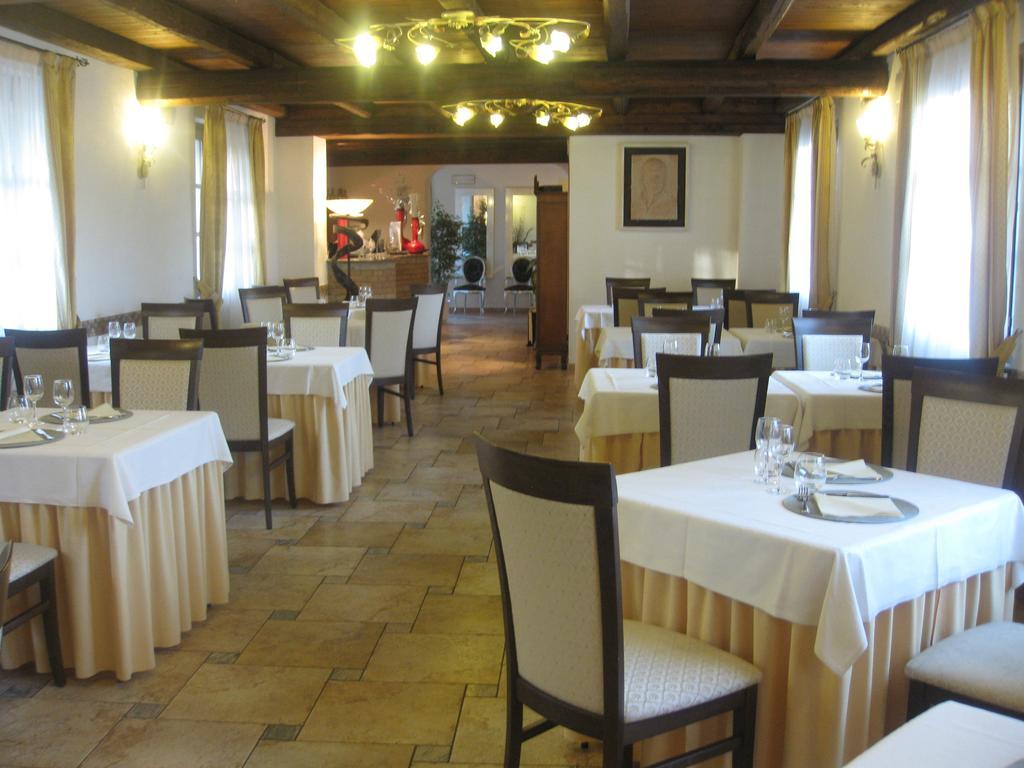 Albergo Giardino Sannazzaro de' Burgondi Bagian luar foto